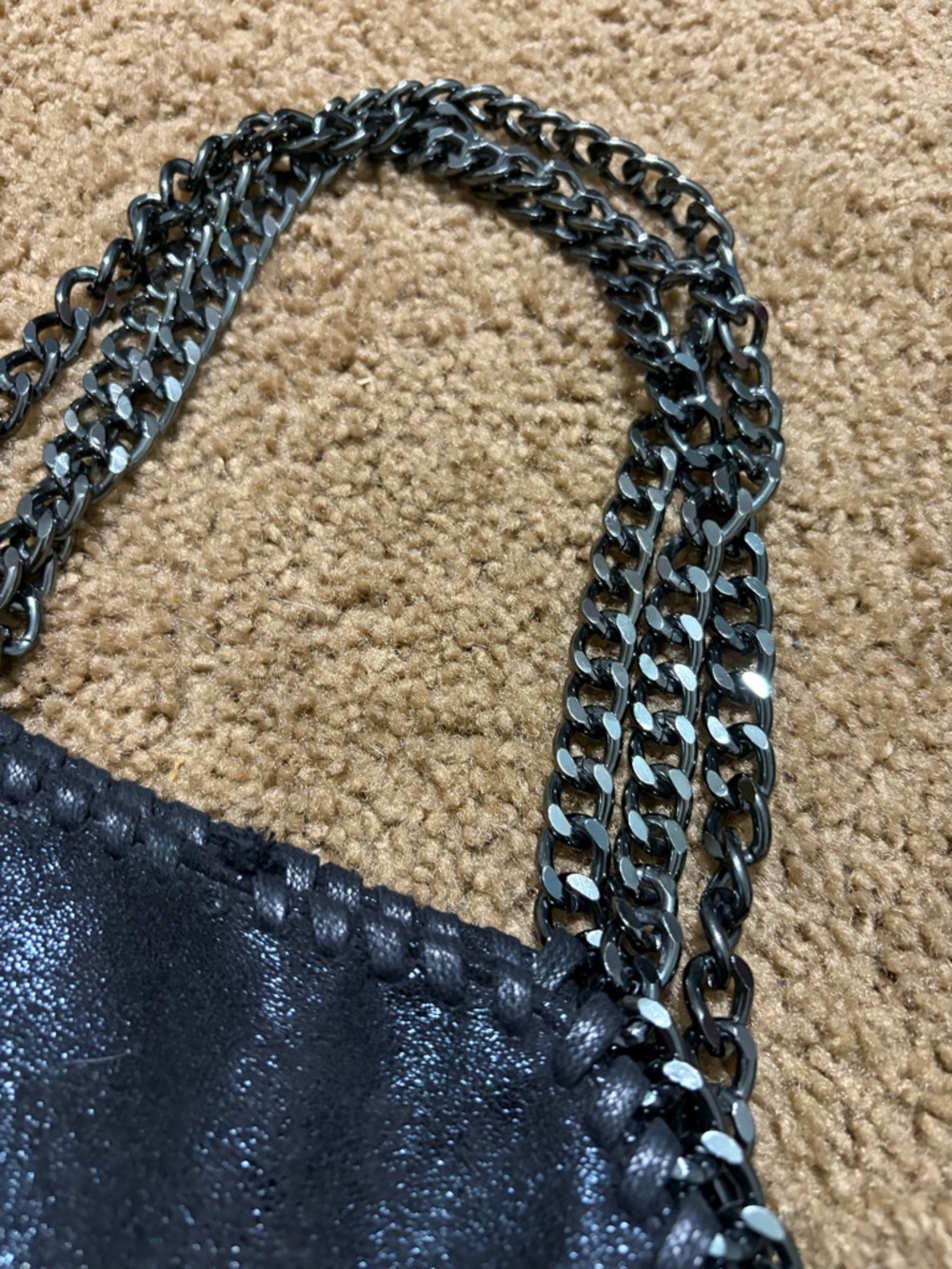 Snails 🐌 Metallic Black Snails Tote Bag with Lead-Tone Chain Detail - Picture 4 of 14